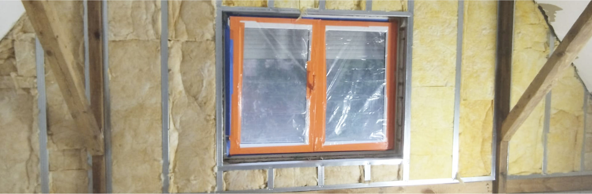 Remont domu letniskowego w Wieliszewie - montujemy stelaże i elektrykę