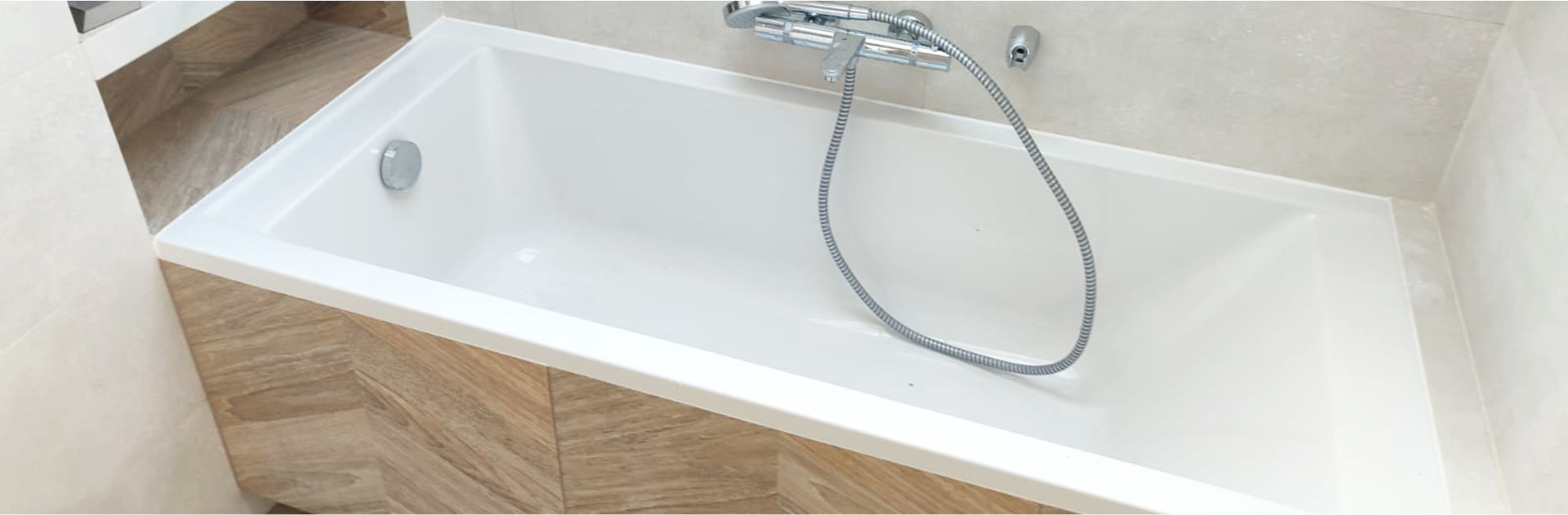 Co wybrać do łazienki – kabinę prysznicową czy wannę? Zalety i wady obu rozwiązań